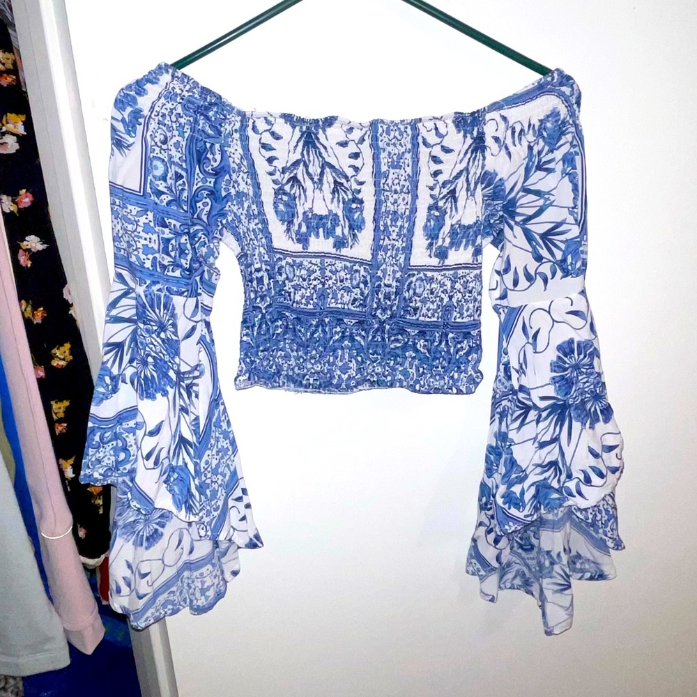 JAASE BLUE AND WHITE PATTERNED TOP AND BOTTOM SET // Size Large